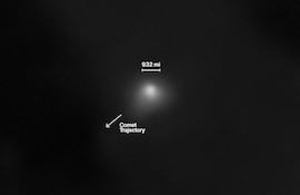 Esta imagen de la NASA, obtenida el 19 de noviembre de 2025, muestra una versión anotada, con la trayectoria y la barra de escala, del cometa interestelar 3I/ATLAS, capturado por la cámara High Resolution Imaging Science Experiment (HiRISE) a bordo de la nave espacial Mars Reconnaissance Orbiter de la NASA el 2 de octubre de 2025.