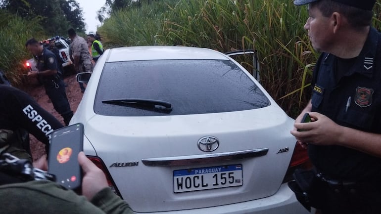 El auto que robaron  en la madrugada del 16 de marzo pasado y que abandonaron en medio de un cañaveral, al ser acorralados por la Policía.