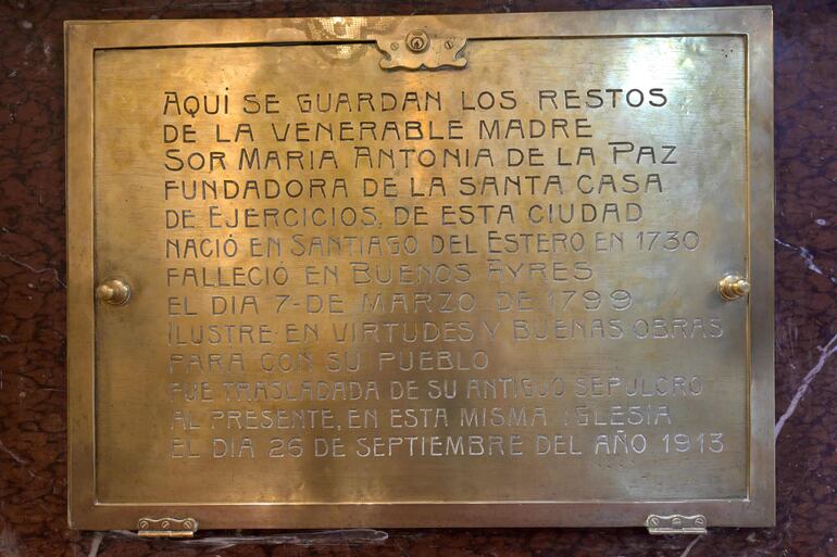 En el mausoleo de María Antonia de San José, conocida como Mama Antula. 