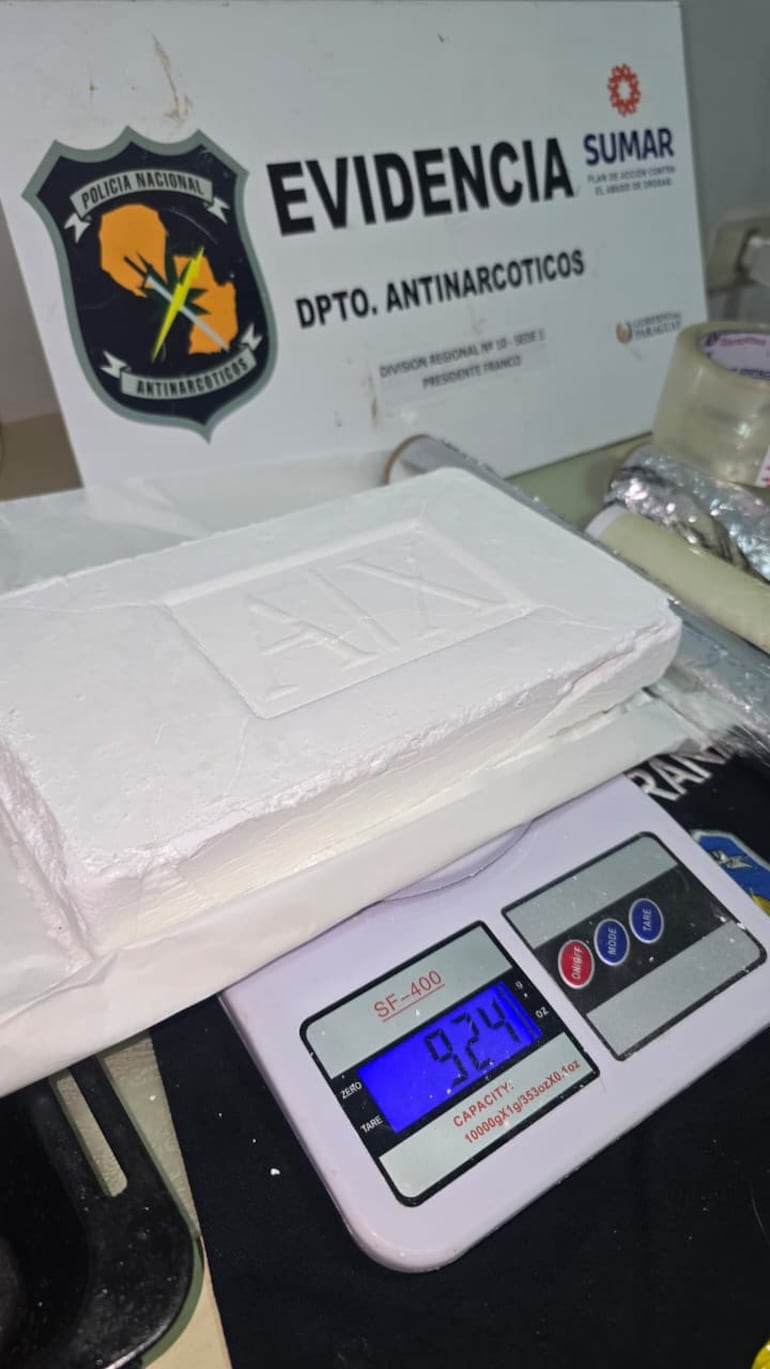 Pan de supuesto clorhidrato de cocaína con un peso de 924 gramos hallado durante el procedimiento.
