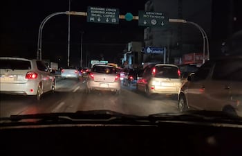 La falta de energía eléctrica sobre la ruta PY03 ocasiona estragos en el tránsito.