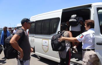 Miembros del Instituto Nacional de Migración (INM) realizan operativos para recoger personas migrantes el 18 de junio de 2023, en Tapachula (México).