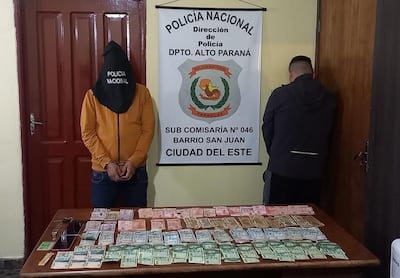 Los aprehendidos y las evidencias incautadas por los agentes policiales.