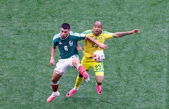 El centrocampista de México, Erik Lira, y el centrocampista de Sudáfrica, Jayden Adams, luchan por el balón durante el partido de fútbol de la fase de grupos del Grupo A de la Copa del Mundo 2026 entre México y Sudáfrica en el Mexico City Stadium en la Ciudad de México.