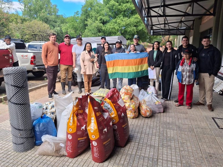 Una comitiva solidaria proveniente de las Colonias Unidas, llegó a Ayolas para entregar donaciones destinadas a las familias damnificadas.