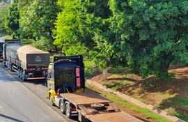 La fila de camiones se extiende hasta 12 kilómetros desde la ruta PY02.