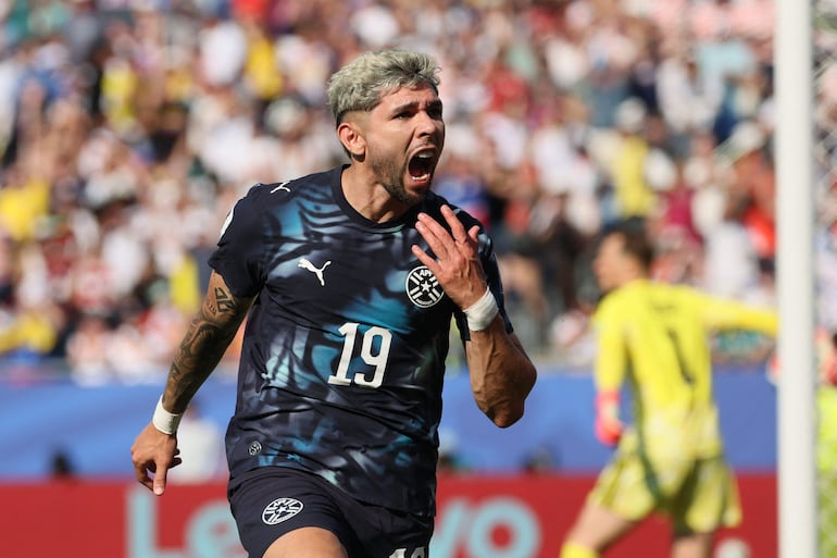 El centrocampista de Paraguay Julio Enciso celebra haber anotado el primer gol de su equipo durante el partido de fútbol de los dieciseisavos de final de la Copa del Mundo 2026 entre Alemania y Paraguay en el Boston Stadium en Foxborough.