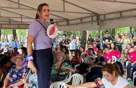 Kattya González, Esperanza Martínez y Johanna Ortega compartieron un conversatorio con mujeres en el marco del 8M.