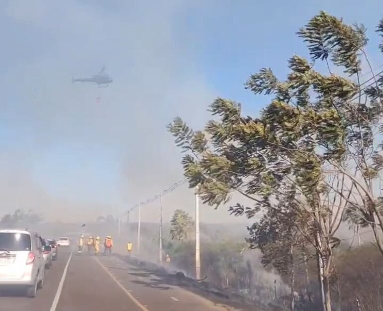 Un intenso incendio cerca del peaje Luque-San Bernardino provoca caos vehicular.