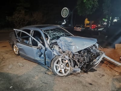 Un automóvil perdió el control y chocó contra un poste en la Av. Defensores del Chaco.
