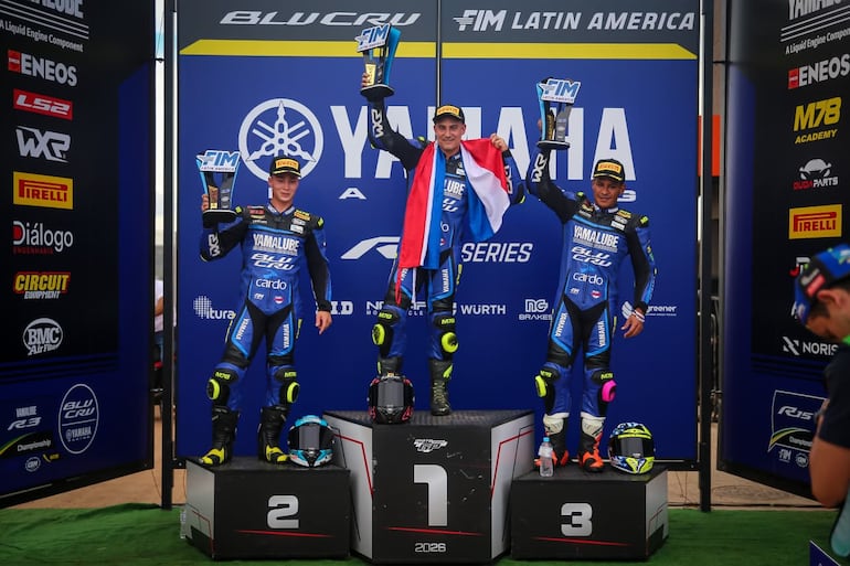 Gran victoria de Pedro Valiente ayer. Aquí celebra con la bandera tricolor en lo más alto del podio.