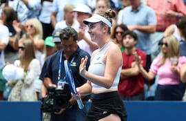 Czech Republic's Linda Noskova celebrates defeating Uktaine's Marta Kostyuk in their women's singles round of 16 tennis match on day eight of the US Open tennis tournament at the USTA Billie Jean King National Tennis Center in New York on September 6, 2026. (Photo by Leonardo MUNOZ / AFP)