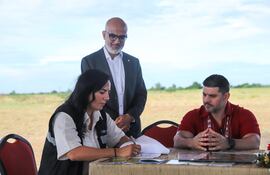 La ministra Claudia Centurión firmó la resolución de adjudicación con la presencia del intendente, Óscar Rodríguez.