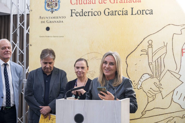 GRANADA. La alcaldesa de Granada, Marifrán Carazo (d), se dirige a medios de comunicación tras el fallo del jurado para designar al ganador del XXIII Premio Internacional de Poesía Ciudad de Granada-Federico García Lorca. EFE/Miguel Angel Molina
