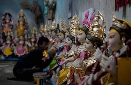 Un artesano da el toque final a ídolos parcialmente terminados de la diosa hindú Saraswati antes de la Puja de Saraswati en Calcuta (Foto ilustrativa).