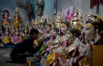 Un artesano da el toque final a ídolos parcialmente terminados de la diosa hindú Saraswati antes de la Puja de Saraswati en Calcuta (Foto ilustrativa).