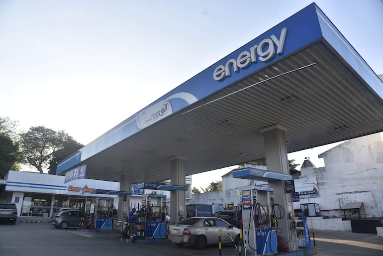 Estación de servicio Energy con varios surtidores de combustible y un ambiente soleado, sin personas visibles.