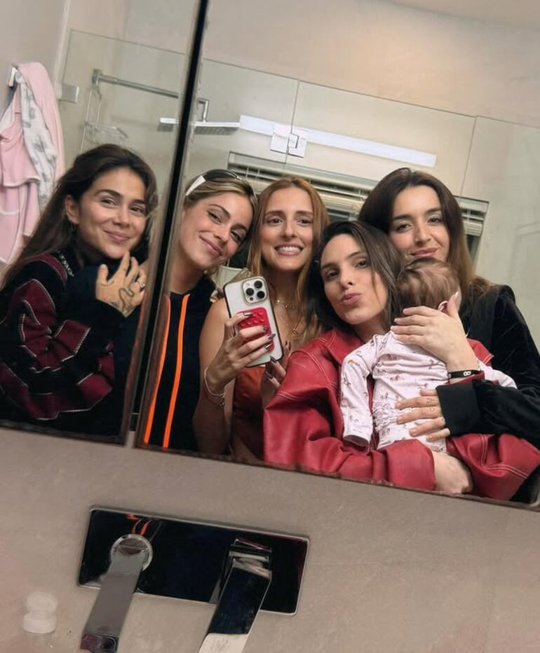 Lele Pons y Eloísa con las tías Tini Stoessel, Greecy y Lola Índigo. (Instagram/Lele Pons)