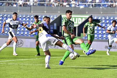 Intento de recorte de Derlis Alberto González ante la cobertura defensiva de Diego Viera. Las lesiones de consideración mermaron considerablemente el potencial del estelar atacante franjeado de 31 años.
