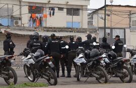 Oficiales de la policía ecuatoriana custodian las afueras de la cárcel de Machala, Ecuador.