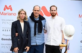 Jorge Mendelson, junto a su hijos durante la palada inicial