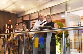 La Dra. Sindy Soutter, acompañada por su familia, dio un emotivo discurso en la apertura de la nueva sede de Nantes.