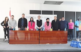 Las principales autoridades de Paraguay Marathon Club, Secretaría Nacional de Deportes y la Federación Paraguaya de Atletismo en el lanzamiento de ayer.