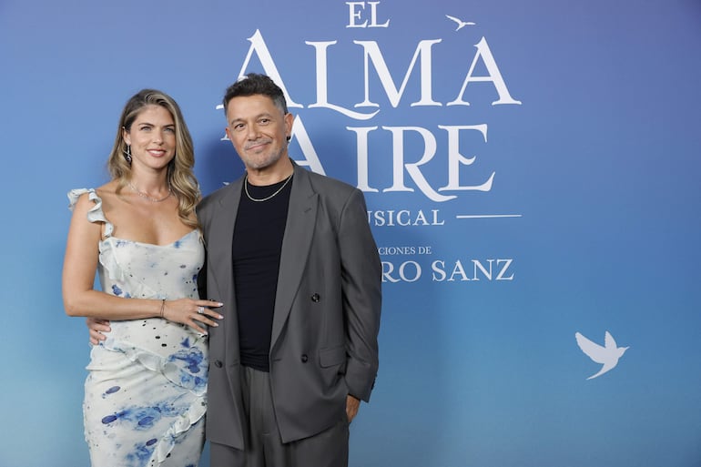 Alejandro Sanz y su pareja Stephanie Cayo, juntitos en el estreno del musical El Alma al aire. (EFE/ Víctor Lerena)
