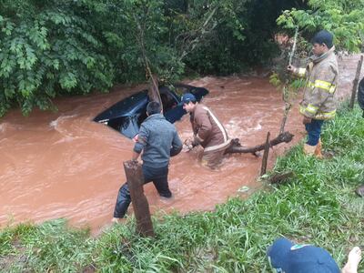 Vehículo en arroyo Poti'y.