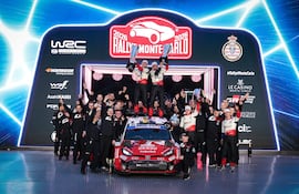 Celebración de Oliver Solberg y Elliott Edmondson, arriba del Toyota GR Yaris Rally1, junto a todo el equipo Toyota Gazoo Racing.