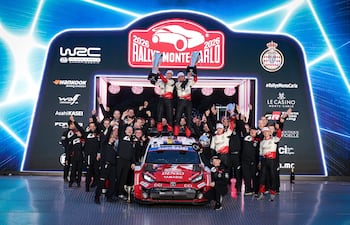 Celebración de Oliver Solberg y Elliott Edmondson, arriba del Toyota GR Yaris Rally1, junto a todo el equipo Toyota Gazoo Racing.