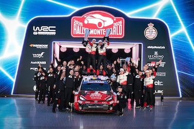 Celebración de Oliver Solberg y Elliott Edmondson, arriba del Toyota GR Yaris Rally1, junto a todo el equipo Toyota Gazoo Racing.