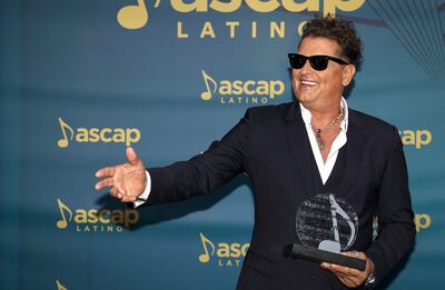 El cantante colombiano Carlos Vives posa con su premio Fundadores durante la ceremonia de entrega de premios de la Sociedad Americana de Compositores, Autores y Editores (ASCAP), en el Vizcaya Museum & Gardens en Miami, Florida (EE.UU).