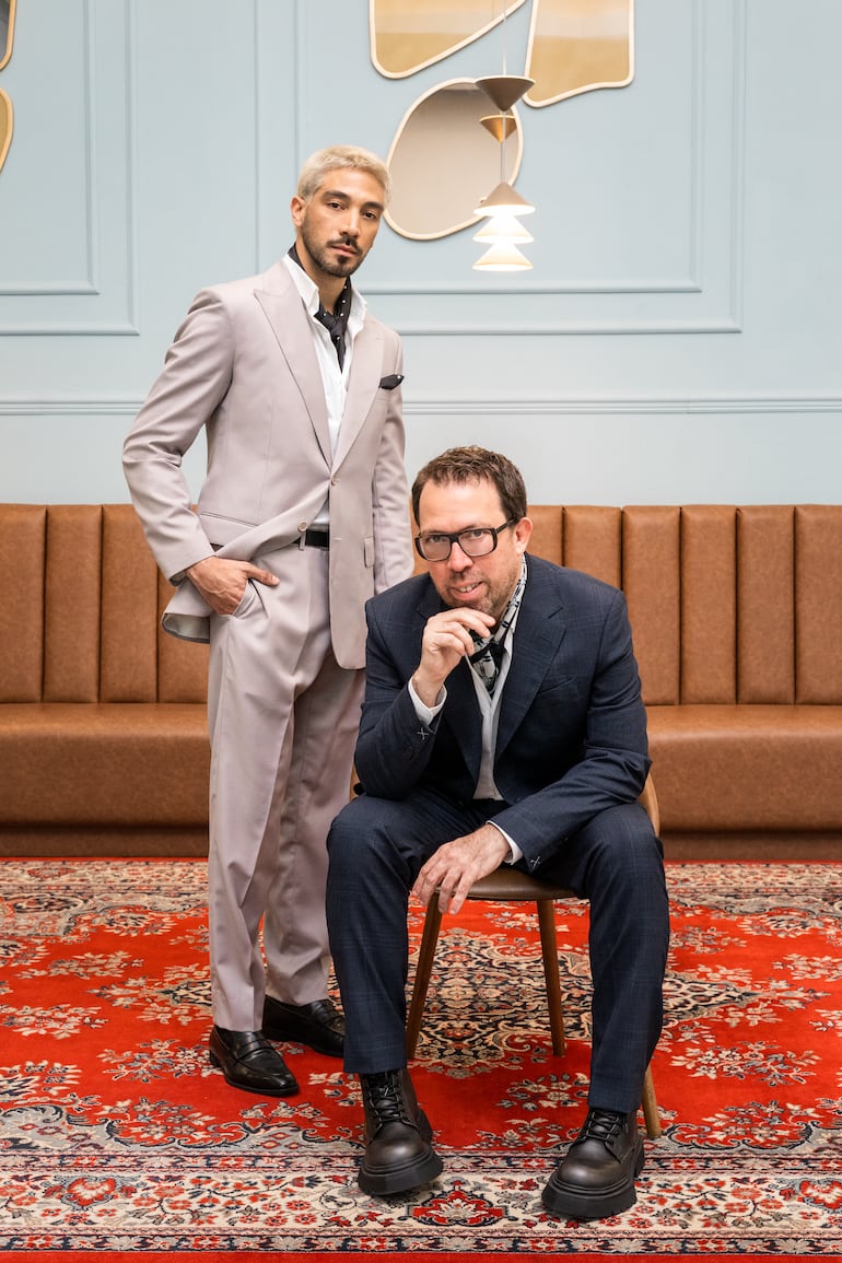 Diro Romero, quien interpreta a Narciso, junto a Marcelo Martinessi, director de la película.