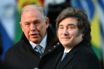 El canciller argentino renunciante, Gerardo Werthein (i) y el mandatario Javier Milei (d).