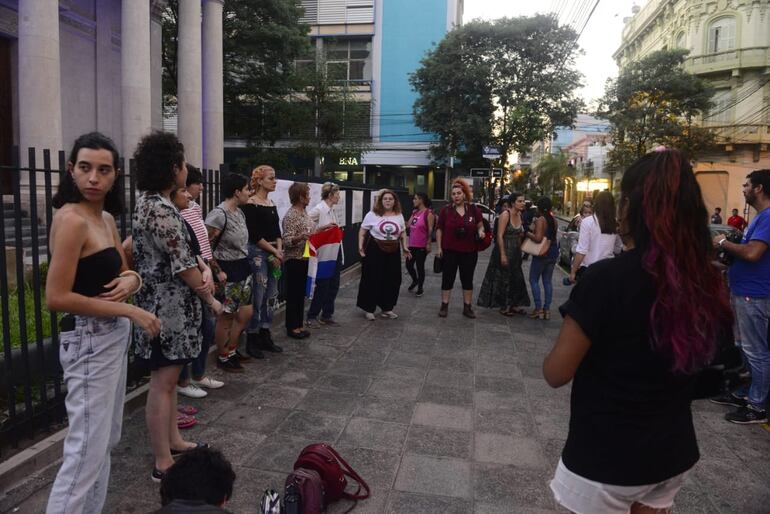 Un grupo realizó una manifestación frente al Panteón de los Héroes, exigiendo acciones firmes de las autoridades para frenar abusos a menores y proteger sobre todo a pueblos originarios.