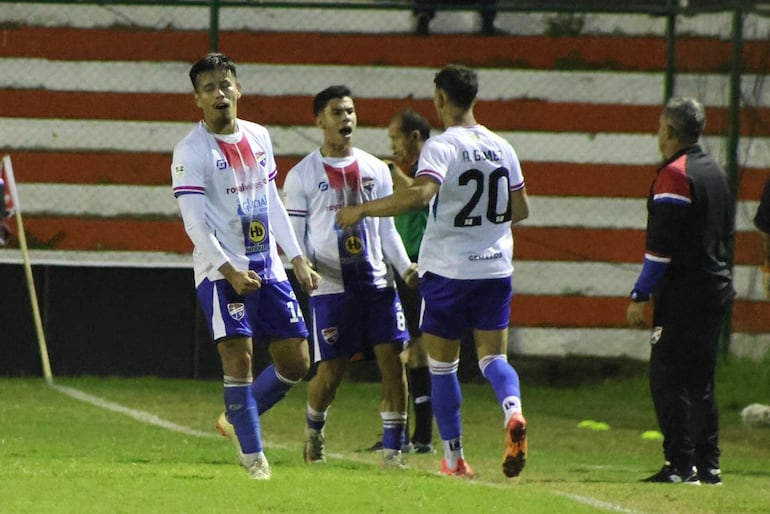 Los jugadores del 3 de Noviembre festejan uno de los tantos marcados esta noche ante General Caballero de JLM.