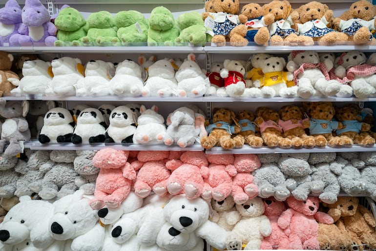 Góndola de muñecos de peluche