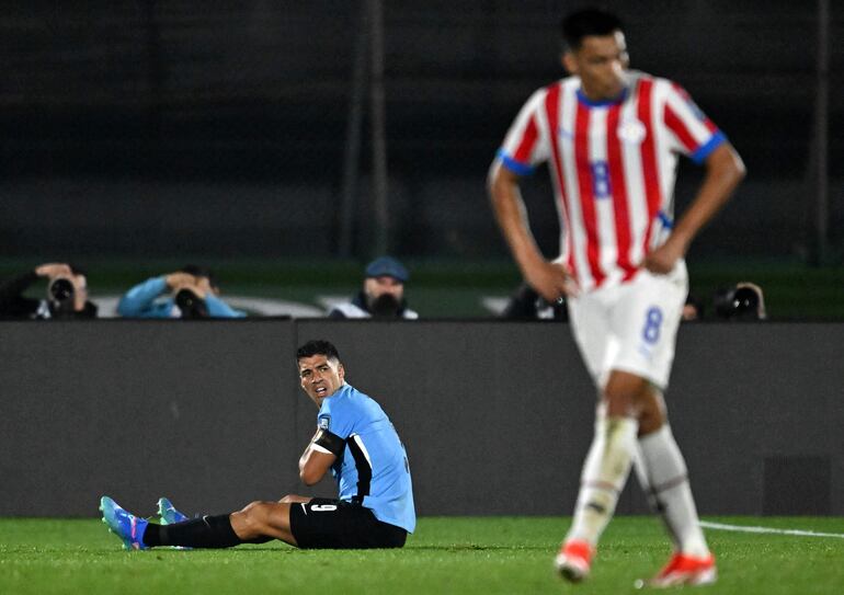 Luis Suárez, jugador de la selección de Uruguay, durante el partido frente a Paraguay por la séptima fecha de las Eliminatorias Sudamericanas en el estadio Centenario, en Montevideo.