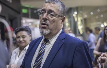 El candidato a la Presidencia por el partido Movimiento Semilla, Bernardo Arévalo (c), al salir del centro de computo del Tribunal Supremo Electoral (TSE), este lunes en Ciudad de Guatemala. El candidato de izquierda obtuvo este lunes un inesperado segundo lugar en las elecciones presidenciales de Guatemala, dominadas por la exprimera dama Sandra Torres Casanova, a la espera de enfrentarse ambos en una segunda vuelta en agosto.