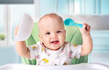 Para que el bebé pueda crecer y desarrollarse, además de la leche materna, a partir de los seis meses de vida ya puede recibir otros alimentos, con una textura puré.