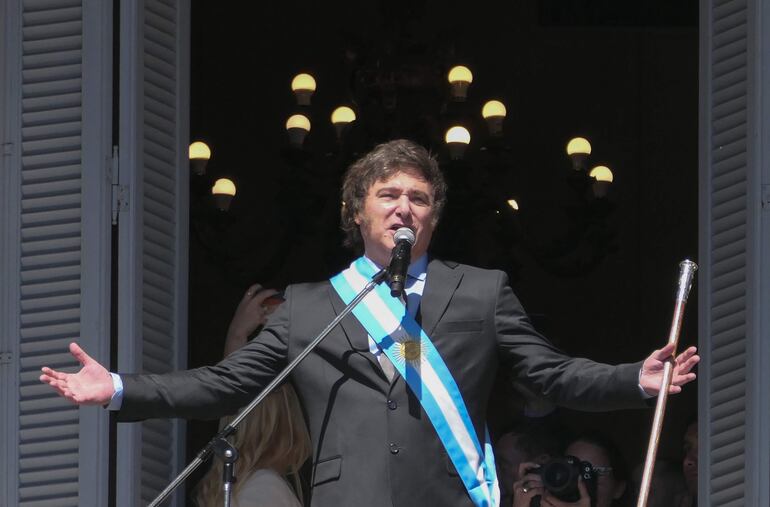El presidentede Argentina, Javier Milei, sale al balcón de la Casa Rosada para saludar a simpatizantes, el 10 de diciembre de 2023, en Buenos Aires (Argentina).