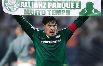 El zaguero paraguayo y capitán de Palmeiras, Gustavo Gómez sosteniendo el cartel que dice: "90 minutos en el Alllianz Parque es mucho tiempo", tras revertir el 0-3 en contra, en el duelo de vuelta de las semifinales de la Copa Libertadores 2025.