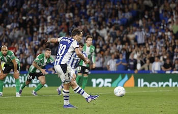 Un penal transformado en el tiempo añadido por Mikel Oyarzábal, que ya suma cien goles en Primera, dio un punto a la Real Sociedad ante el Betis.
