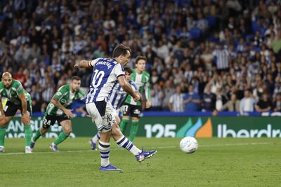 Un penal transformado en el tiempo añadido por Mikel Oyarzábal, que ya suma cien goles en Primera, dio un punto a la Real Sociedad ante el Betis.