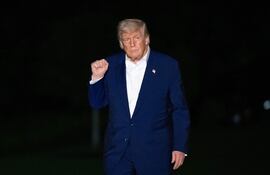 El presidente de Estados Unidos, Donald Trump, levanta el puño tras llegar a bordo del Marine One al Jardín Sur de la Casa Blanca en Washington, D.C.