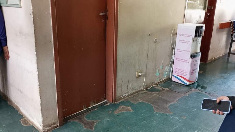 El suelo de los pasillos del Incan denotan el pésimo estado en que se encuentra el edificio.