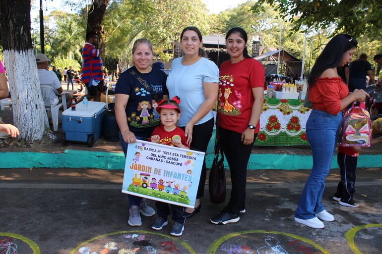 Los niños del nivel inicial se tomaron fotografías de recuerdo de la pintata 2024.
