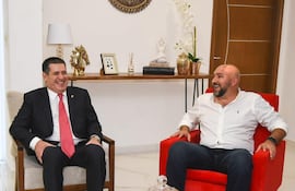 El presidente del Partido Colorado, Horacio Cartes, y el diputado renunciante, Orlando Arévalo.