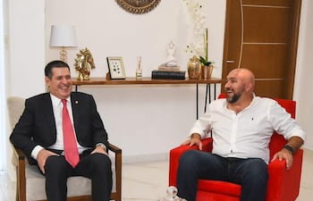 El presidente del Partido Colorado, Horacio Cartes, y el diputado renunciante, Orlando Arévalo.